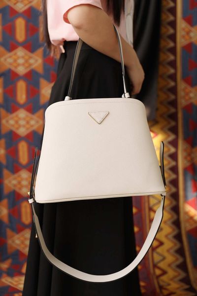 white designer womens handbags fashion the latest model, high-quality, grade, luxury leather shoulder bag, high-capacity fashion bags#1
white designer womens handbags fashion the latest model, high-quality, grade, luxury leather shoulder bag, high-capacity fashion bags#1