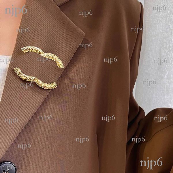Pins Designer Heart Stainless Brooch Womens Sier Steel Brand Letter Design Clothing Suit Inlay Crystal Jewelry Pearl Pin Marry Gift Love