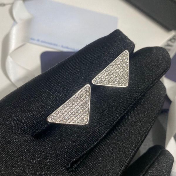 Luxury Designer 18K Gold Silver Diamond Tri Angle Designer White Stud Women Men Letter Earrings Wedding Jewelry
Luxury Designer 18K Gold Silver Diamond Tri Angle Designer White Stud Women Men Letter Earrings Wedding Jewelry