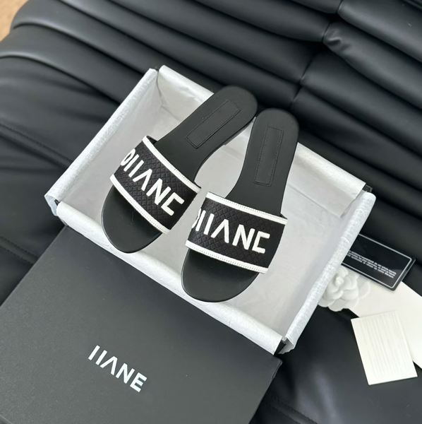 Designer sandals new thick sole flip flops for women fashionable trendy non slip comfortable to wear color matching sole pure black shoelaces flat sandals Top qualit, Color 5
Designer sandals new thick sole flip flops for women fashionable trendy non slip comfortable to wear color matching sole pure black shoelaces flat sandals Top qualit, Color 5