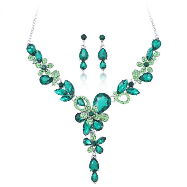 Timeless Elegance: Stunning Vintage Floral Crystal Necklace and Earring Set