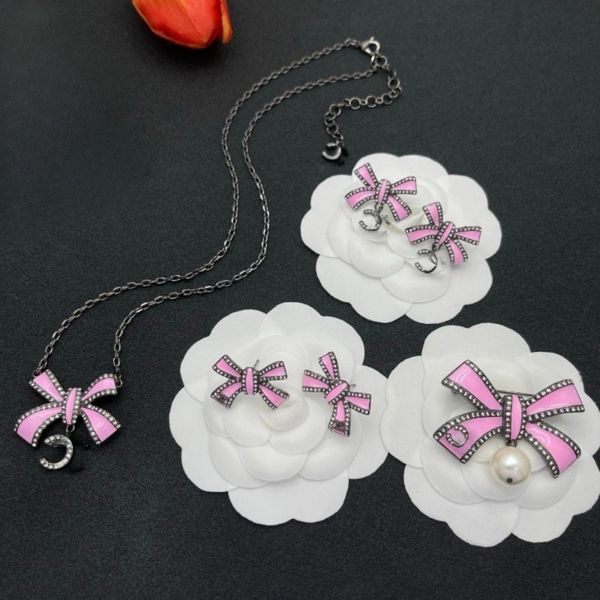 Luxury Classic Necklace Designer earring Flower Pendant brooch Necklace set Gold Plated Crystal Necklace Women Party Jewerlry
Luxury Classic Necklace Designer earring Flower Pendant brooch Necklace set Gold Plated Crystal Necklace Women Party Jewerlry