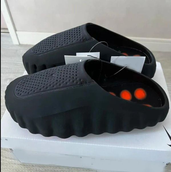 Designer Mind 001 002 Running for Men Women Pre-match Tech Comfortable Slippers Bone Solar Red Black Chrome Light Smoke Grey Fashion Shoes