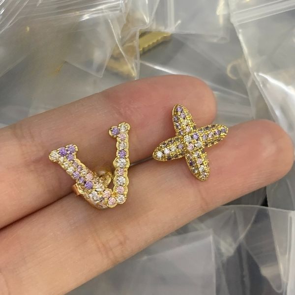 Designer Earrings Elegant Brand Letter Clover Crystal Flower Charm Earrings Gold Silver Plated Ear Stud Earring For Women Men Party Fashion Jewelry Birthday Gift
Designer Earrings Elegant Brand Letter Clover Crystal Flower Charm Earrings Gold Silver Plated Ear Stud Earring For Women Men Party Fashion Jewelry Birthday Gift