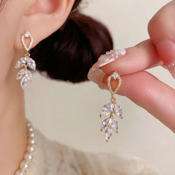 jewelrys Korean and Japanese exquisite fashion light luxury zircon leaf tassel earrings elegant simple niche unique design earrings for women