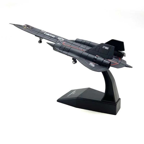 Experience the Ultimate Detail: 1/144 Scale SR-71 Blackbird Model!