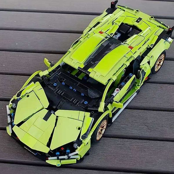 1690-Piece High-End Sports Car Assembly Set, Green, Made of Used Abs Materials Green Colors, Suitable for Living Room and Bedroom De 26L0511