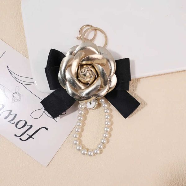 PU Leather Rose Camellia Flowers Imitation Elegant Pearls Chain Keychain For Women Trinket Ring Car Bag Pendent Charm X494 L260704