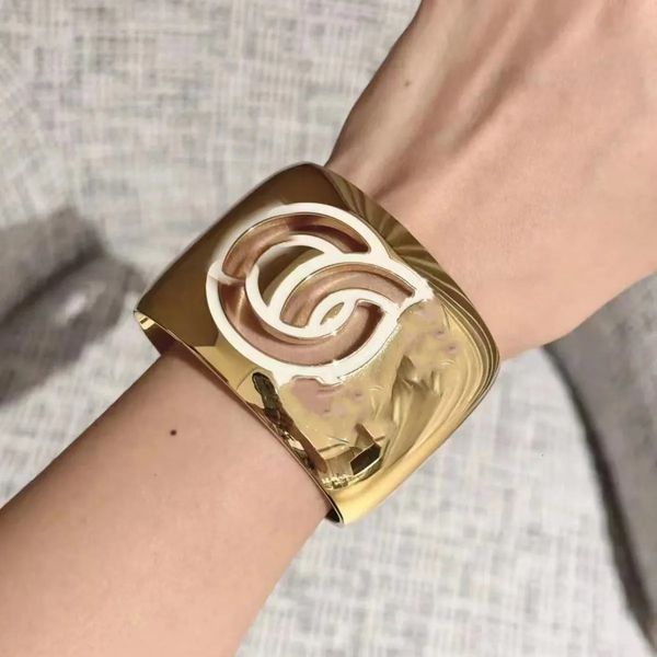 women Solid Hard Bangles Luxury Designer Bangle Classic Fashion Gold Wide Edition Manga Hollow Bracelet Design Fine Jewelry Ri