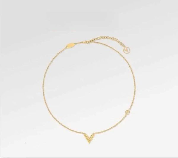 Designer Brand V Letter Pendant For Women Silver Gold Necklaces Vintage Design Gift Long Chain Love Couple Family Jewellery Necklace Celtic Style Lett