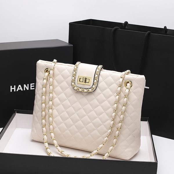 Solid color fashion handbag classic atmosphere black leather chain bag handbag large simple Joker rhombic messenger bag daily Joker buckle fashion handbag
Solid color fashion handbag classic atmosphere black leather chain bag handbag large simple Joker rhombic messenger bag daily Joker buckle fashion handbag