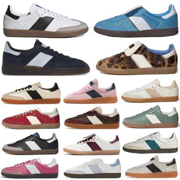 Man Designer Shoes Woman Sneakers Cloud White Core Black Gum Navy Cardboard Sier handballs Pony Leopard OG Sand Strata Sporty and rich Trainers, Red
Man Designer Shoes Woman Sneakers Cloud White Core Black Gum Navy Cardboard Sier handballs Pony Leopard OG Sand Strata Sporty and rich Trainers, Red