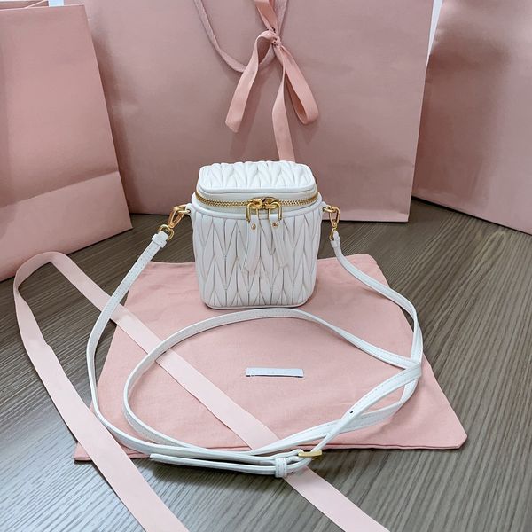 10A Mirrored Quality mini Cosmetic Bag Designer bag Shoulder Bags women bag Matelasse Cosmetic Bag Detachable Shoulder Strap Tote With box Dustbag, Red
10A Mirrored Quality mini Cosmetic Bag Designer bag Shoulder Bags women bag Matelasse Cosmetic Bag Detachable Shoulder Strap Tote With box Dustbag, Red