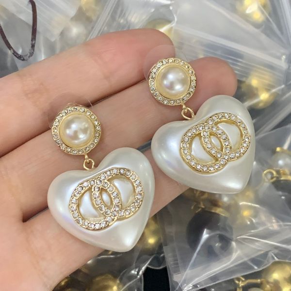 High-end Gold Plated Sier Designers Round Letters Stud Geometric Famous Women Copper Crystal Rhinestone Pearl Earring Wedding Gift Jewerlry 
High-end Gold Plated Sier Designers Round Letters Stud Geometric Famous Women Copper Crystal Rhinestone Pearl Earring Wedding Gift Jewerlry