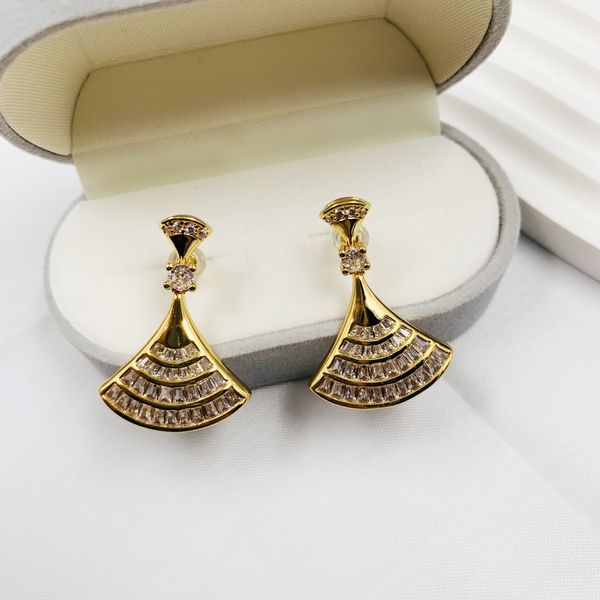 Designer Earring Scalloped Diamond Stud Earrings Micro Zirconium French Temperament Commuter Earrings
Designer Earring Scalloped Diamond Stud Earrings Micro Zirconium French Temperament Commuter Earrings
