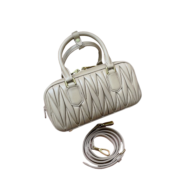 TOP Designer tote Luxury Handbag bag bags Pleated Leather Shoulder Bag Plain Leather Fashion Handbag Premium Pleated Leather Square Tote with Shoulder Strap, Mm16
TOP Designer tote Luxury Handbag bag bags Pleated Leather Shoulder Bag Plain Leather Fashion Handbag Premium Pleated Leather Square Tote with Shoulder Strap, Mm16