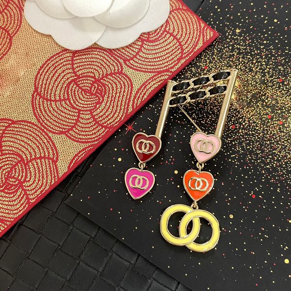 Women Designer Letter Pearl Brooches Copper Gold Plated Crystal Rhie Jewelry Brooch Charm Pin Men Womens Wedding Party Clothing Accessories
Women Designer Letter Pearl Brooches Copper Gold Plated Crystal Rhie Jewelry Brooch Charm Pin Men Womens Wedding Party Clothing Accessories
