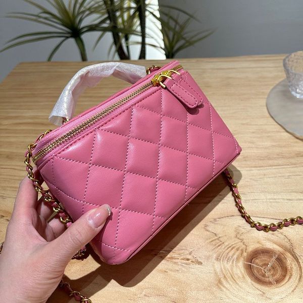Designer bag Fashion leather Makeup Bag Crossbody Bag Shoulder Bag Chain Handle quality leather saddle bag luxurys Handbagsl Zipper cosmetic bag 17m, Fuchsia
Designer bag Fashion leather Makeup Bag Crossbody Bag Shoulder Bag Chain Handle quality leather saddle bag luxurys Handbagsl Zipper cosmetic bag 17m, Fuchsia