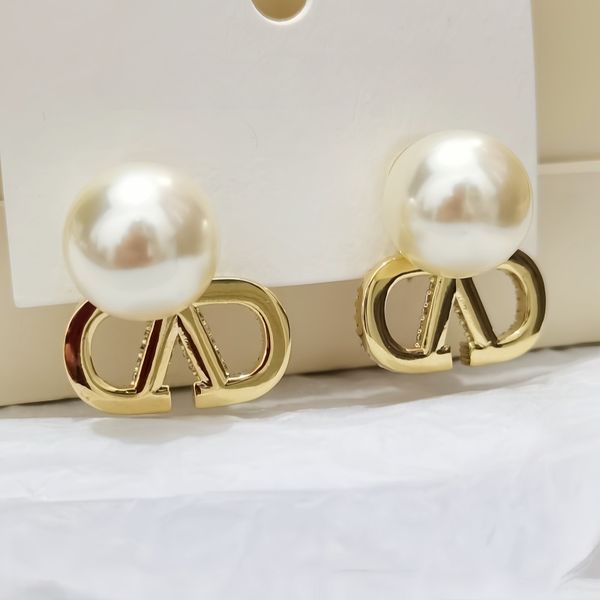 Designer earring letters full diamond earrings female brass material premium sense full diamond zirconium front and back wear earrings niche design earrings
Designer earring letters full diamond earrings female brass material premium sense full diamond zirconium front and back wear earrings niche design earrings