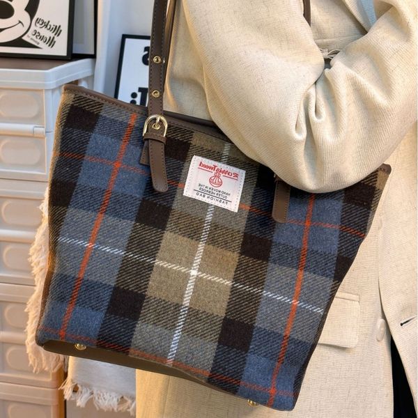 Woolen plaid large capacity Tote bag woman 2024 fall/winter new commuter medieval bag all vintage shoulder bag, Split 
Woolen plaid large capacity Tote bag woman 2024 fall/winter new commuter medieval bag all vintage shoulder bag, Split