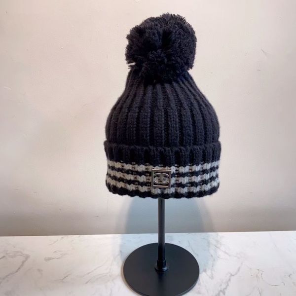 Autumn and winter outdoor essential casual warm hat black beige two colors luxury fashion designer knit cap retro LOGO ladies knit cap trend versatile ladies CC hat
Autumn and winter outdoor essential casual warm hat black beige two colors luxury fashion designer knit cap retro LOGO ladies knit cap trend versatile ladies CC hat
