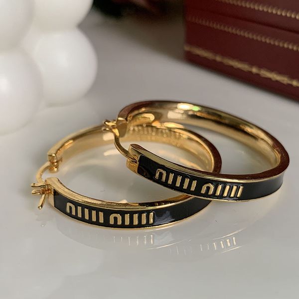 Gold-plated vintage letters women's earrings luxury fashion designer earrings high quality personalized women's designer earrings versatile designer jewelry
Gold-plated vintage letters women's earrings luxury fashion designer earrings high quality personalized women's designer earrings versatile designer jewelry