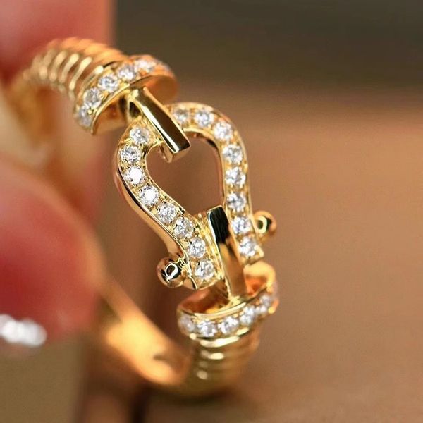 Luxury Horse Shoes Designer Rings 18K Gold Horse Shoe Bucket Lock Shining Crystal Bling Diamond CZ Zircon Charm Ring for Women Engagment Wedding Jewelry
Luxury Horse Shoes Designer Rings 18K Gold Horse Shoe Bucket Lock Shining Crystal Bling Diamond CZ Zircon Charm Ring for Women Engagment Wedding Jewelry