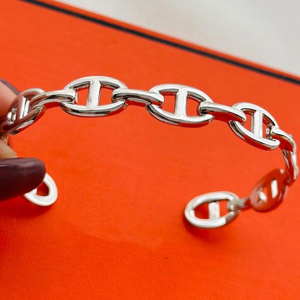 S925 Silver High-end Hundred bracelet men and women with the same luxury fashion designer bracelet hollow pig nose open bracelet birthday gift
S925 Silver High-end Hundred bracelet men and women with the same luxury fashion designer bracelet hollow pig nose open bracelet birthday gift