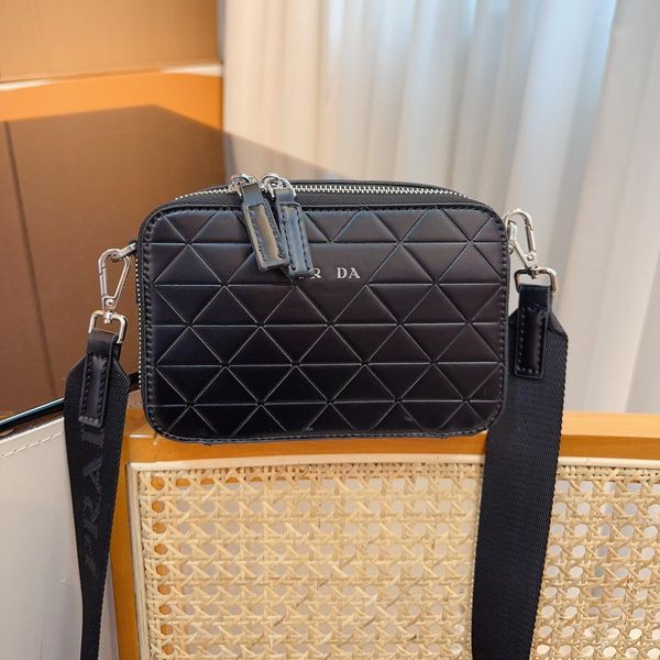 Designer Bag Fashion Letter Shoulder Bag Internal Large Capacity Crossbody Bags Solid Color Classic Camera Bags 21x17cm, P1-18x6x12cm
Designer Bag Fashion Letter Shoulder Bag Internal Large Capacity Crossbody Bags Solid Color Classic Camera Bags 21x17cm, P1-18x6x12cm