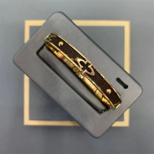 Designer bracelet Luxury jewelry fashion classic rhinestone small flower Leather brown Girl bracelet High quality Valentine's Day get-together Party gift with box
Designer bracelet Luxury jewelry fashion classic rhinestone small flower Leather brown Girl bracelet High quality Valentine's Day get-together Party gift with box