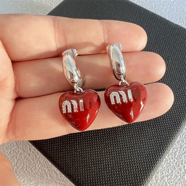Luxury fashion designer heart-shaped earrings high-end women's earrings exquisite simple designer jewellery holiday gift
Luxury fashion designer heart-shaped earrings high-end women's earrings exquisite simple designer jewellery holiday gift