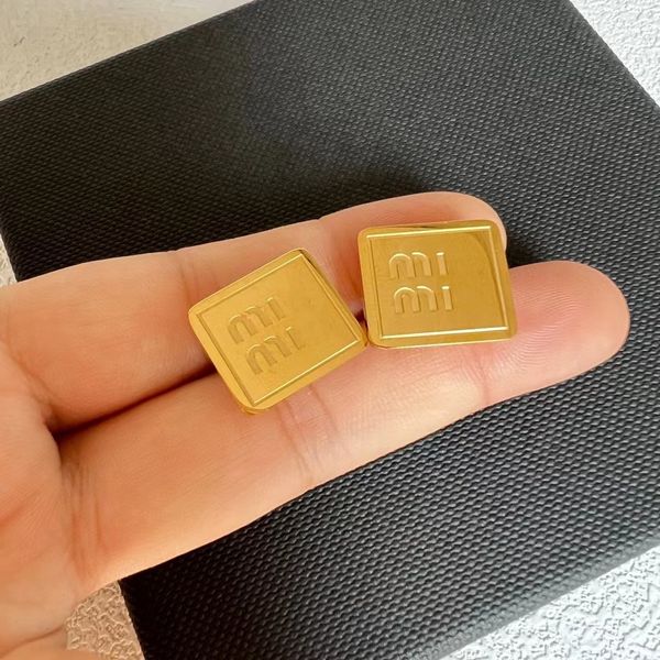 Fashion versatile square letter engraved earrings luxury designer earrings men and women with gold silver simple earrings 
Fashion versatile square letter engraved earrings luxury designer earrings men and women with gold silver simple earrings
