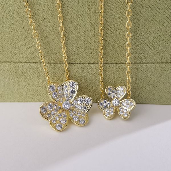 Luxury Fashion Designer Necklace 925 Silver Clover Necklace High-grade Ladies Pendant Necklace Diamond Encrusted Lucky Straw Collarbone Chain Holiday Gift
Luxury Fashion Designer Necklace 925 Silver Clover Necklace High-grade Ladies Pendant Necklace Diamond Encrusted Lucky Straw Collarbone Chain Holiday Gift