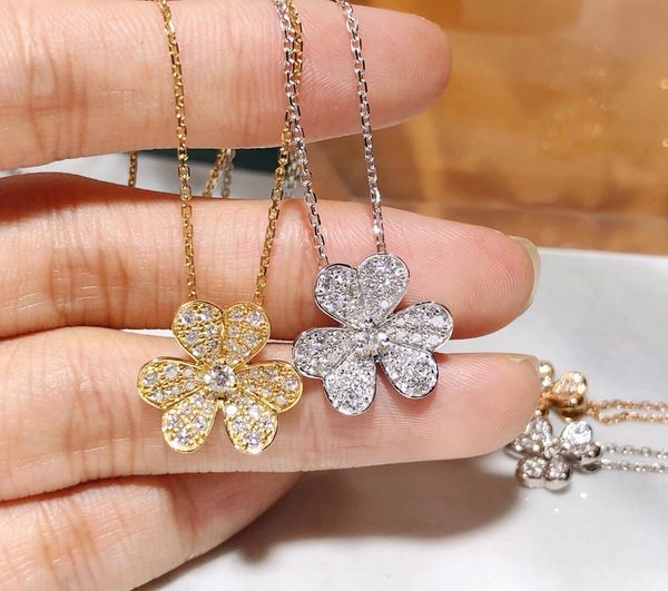 925 Silver Ladies Clover Necklace Luxury Designer Necklace High-grade Fashion Diamond Pendant Necklace Delicate Collarbone Chain Suitable for Gifts
925 Silver Ladies Clover Necklace Luxury Designer Necklace High-grade Fashion Diamond Pendant Necklace Delicate Collarbone Chain Suitable for Gifts