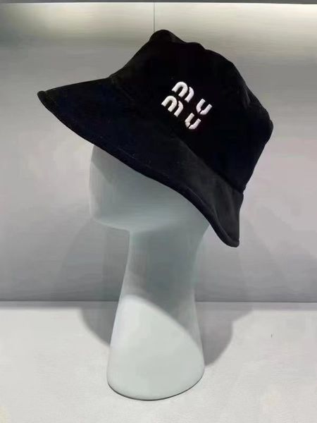 Luxury Fashion Designer Bucket Hat Fisherman Hat Embroidery Letter LOGO Autumn and Winter Black Velvet Baseball Cap Bucket Hat Casual Designer Hat for Men and Women
Luxury Fashion Designer Bucket Hat Fisherman Hat Embroidery Letter LOGO Autumn and Winter Black Velvet Baseball Cap Bucket Hat Casual Designer Hat for Men and Women
