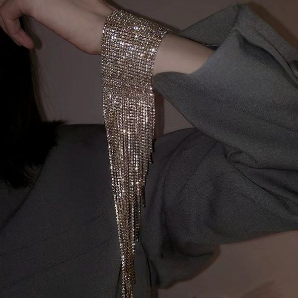 jewelry internet celebrity tassel bracelet full of diamonds, fashionable and versatile temperament, bracelet accessories with a sense of luxury
jewelry internet celebrity tassel bracelet full of diamonds, fashionable and versatile temperament, bracelet accessories with a sense of luxury