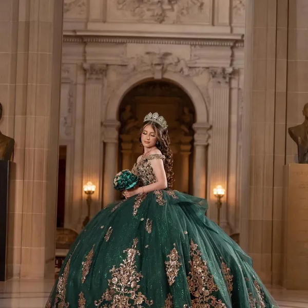 Emerald Green Quinceanera Dresses For 16 Girl V-Neck Off the Shoulder Gold Appliques Beads Princess Ball Gowns Birthday Prom Dress vestidos de Sweet 15 16 Party Gowns, Orange
Emerald Green Quinceanera Dresses For 16 Girl V-Neck Off the Shoulder Gold Appliques Beads Princess Ball Gowns Birthday Prom Dress vestidos de Sweet 15 16 Party Gowns, Orange