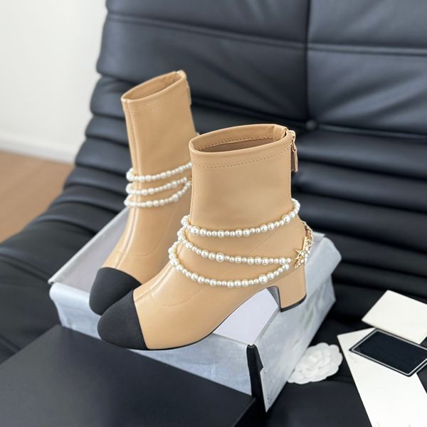 24ss Designer Ladies 6.5cm Chunky Heel Ankle Boots Pearl Chain Metal Sheet Decoration Classic Retro Black Round Head Non-Slip Sole Ankle Boots
24ss Designer Ladies 6.5cm Chunky Heel Ankle Boots Pearl Chain Metal Sheet Decoration Classic Retro Black Round Head Non-Slip Sole Ankle Boots