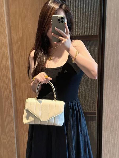 10A High-quality designer bag made of lambskin luxury goods A-A counter genuine leather women's shoulder bag fashion crossbody bag solid color versatile handbag 25cm, 4bag
10A High-quality designer bag made of lambskin luxury goods A-A counter genuine leather women's shoulder bag fashion crossbody bag solid color versatile handbag 25cm, 4bag