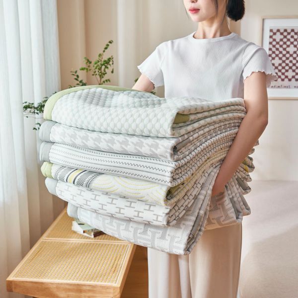 Home office lunch break brand car rest warm cover blanket, household bedding wholesale, Blue
Home office lunch break brand car rest warm cover blanket, household bedding wholesale, Blue