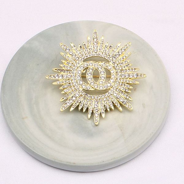 Letters Pins Brooch Luxury Design Women Small Sweet Wind Brooches Pearl Suit Pin Jewelry Clothing Decoration High-Quality Accessories
Letters Pins Brooch Luxury Design Women Small Sweet Wind Brooches Pearl Suit Pin Jewelry Clothing Decoration High-Quality Accessories