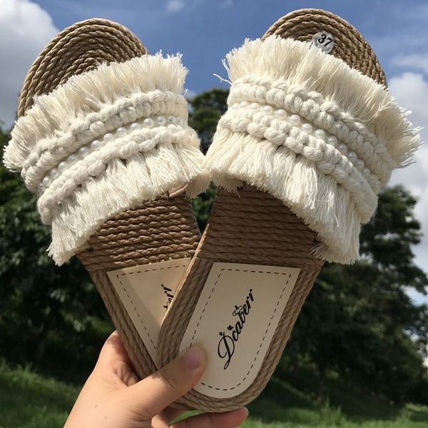 Fashionable summer sandals Bohemian hand woven fringed women's slippers are comfortable and light flat sandals with sweet pearls and straw wedge sandals, Image color/8357 
Fashionable summer sandals Bohemian hand woven fringed women's slippers are comfortable and light flat sandals with sweet pearls and straw wedge sandals, Image color/8357