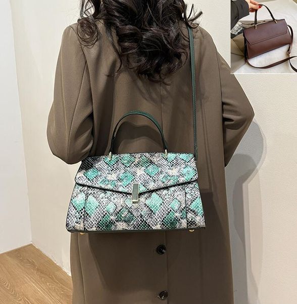 Western bright crocodile pattern handbag heavy industry thickened printed leather shoulder bag minority design color matching fashion handbag buckle shell bag, Green
Western bright crocodile pattern handbag heavy industry thickened printed leather shoulder bag minority design color matching fashion handbag buckle shell bag, Green