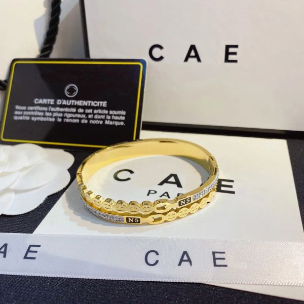 Designer Letter Bracelet 2024 Europe America Fashion Style Bracelets Women Bangle Crystal 18K Gold Plated Stainless steel Wedding Lovers Gift Jewelry S260
Designer Letter Bracelet 2024 Europe America Fashion Style Bracelets Women Bangle Crystal 18K Gold Plated Stainless steel Wedding Lovers Gift Jewelry S260