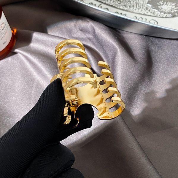 Vintage Letter Geometry Hair Clamp Gold Silver Shark Hair Clips Metal Hair Barrettes High Quality Luxury Brand Designer Fashion Women Jewelry Accessories Gift
Vintage Letter Geometry Hair Clamp Gold Silver Shark Hair Clips Metal Hair Barrettes High Quality Luxury Brand Designer Fashion Women Jewelry Accessories Gift