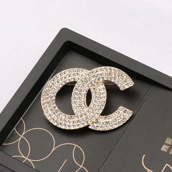 Luxury Women Girl Designer Brand Letter Brooches 18K Gold Plated Inlay Crystal Rhinestone Jewelry Brooch Charm Pearl Pin Marry Wedding Party Jewelry Access Gifts
Luxury Women Girl Designer Brand Letter Brooches 18K Gold Plated Inlay Crystal Rhinestone Jewelry Brooch Charm Pearl Pin Marry Wedding Party Jewelry Access Gifts