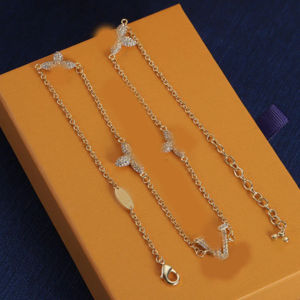 Vintage Crystal Clover Charm Chokers Chain Necklace Luxury Brand Designer Gold Silver Plated Stainless Steel Pendant Fashion Women Jewerlry Gift with Box
Vintage Crystal Clover Charm Chokers Chain Necklace Luxury Brand Designer Gold Silver Plated Stainless Steel Pendant Fashion Women Jewerlry Gift with Box