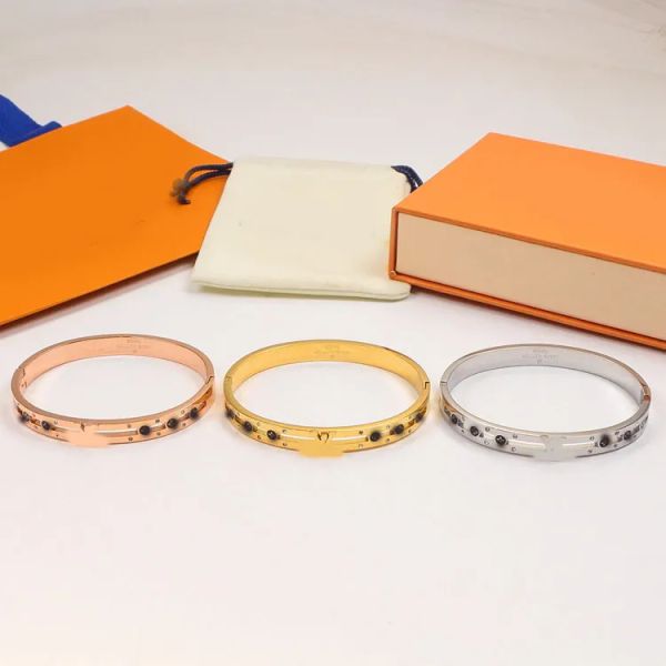 New Luxury Brand Designer Women Men Letter Flower Bracelets Gold Silver Plated Stainless Steel Bangle Chain Wristband Cuff Fashion Jewelry Accessories Gifts
New Luxury Brand Designer Women Men Letter Flower Bracelets Gold Silver Plated Stainless Steel Bangle Chain Wristband Cuff Fashion Jewelry Accessories Gifts