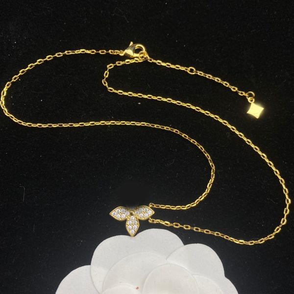 Elegant Crystal Clover Charm Pendant Chain Necklace Luxury Brand Designer Gold Silver Plated Stainless Steel Chokers Fashion Women Jewerlry Wedding Gift With Box
Elegant Crystal Clover Charm Pendant Chain Necklace Luxury Brand Designer Gold Silver Plated Stainless Steel Chokers Fashion Women Jewerlry Wedding Gift With Box