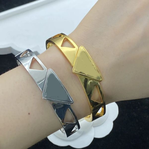 Classic Black Glaze Triangle Luxury Brand Designer Crystal Wristband Cuff Bangle Charm Bracelet Pendant for Women Men Party Jewelry Fashion Accessories Gifts
Classic Black Glaze Triangle Luxury Brand Designer Crystal Wristband Cuff Bangle Charm Bracelet Pendant for Women Men Party Jewelry Fashion Accessories Gifts